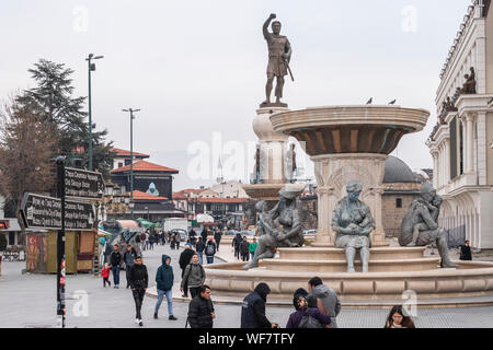 Skopje, Mazedonien - Dezember 2018: Blick auf Olympias Monument und Philipp II. von Makedonien Denkmal, die Mutter und der Vater von Alexander dem Großen. Stockfoto