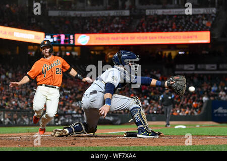 August 30, 2019: San Francisco Giants catcher Buster Posey (28) Köpfe für zu Hause wie San Diego Padres catcher Austin Hedges (18) wartet, bis der Ball im Spiel zwischen den MLB San Diego Padres und die San Francisco Giants bei Oracle Park in San Francisco, Kalifornien. Chris Brown/CSM Stockfoto