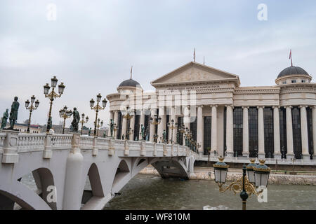 Skopje, Mazedonien - Dezember 2018: Ansicht des Verfassungsgerichts der Republik Mazedonien von der Brücke der Kulturen. Stockfoto