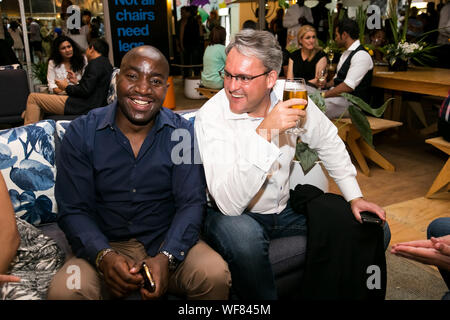 Johannesburg, Südafrika - vom 6. November 2014: männliche Freunde trinken und in der Regel genießen Sie einen Tag auf einer Messe Essen und Wein trinken und im Allgemeinen en Stockfoto