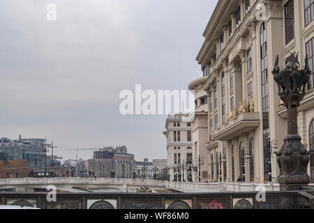 Skopje, Mazedonien - Dezember 2018: Blick auf den Fluss Vardar ab Brücke der Freiheit. Stockfoto