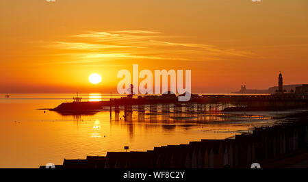 Herne Bay, Kent, Großbritannien. 31. August 2019: BRITISCHE Wetter. Ein herrlicher Sonnenaufgang am Pier von Herne Bay in Kent mit den Städten Clock Tower, geglaubt, die Welten der ersten freistehenden Glockenturm immer auf der rechten Seite und Reculver Towers am Horizont gebaut werden. Prognosen für September gehören die Rückkehr der warmen Wetter und eine Indian Summer für Teile des Landes. Credit: Alan Payton/Alamy leben Nachrichten Stockfoto