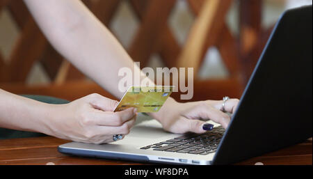 Frau asiatische mit Smartphone und Kreditkarte online einkaufen Stockfoto