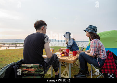 Eine Gruppe von asiatischen Freunden trinken Kaffee und Zeit machen ein Picknick in den Sommerferien Sie sind glücklich und viel Spaß im Urlaub. Stockfoto