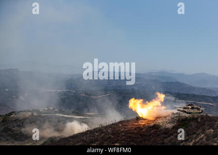 Eine M1A2 Abrams Kampfpanzer Brände während der Tank Schießwesen Wettbewerb, TIGERCOMP auf die Marine Corps Base Camp Pendleton, August 29. TIGERCOMP ist ein jährlicher Wettbewerb zwingen, dass die Marine Corps' Die meisten tödlichen tank Crew bestimmt. Die siegreiche Crew, 4th Tank Battalion, 4th Marine Division, Marine Reserve, haben die Gelegenheit, den Marine Corps in der Sullivan Cup, die gesamtkraft Tank schießwesen Wettbewerb der Armee dar. (U.S. Marine Foto von Sgt. Tayler S. Schwamb) Stockfoto