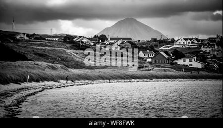 Schwarz-weiß Foto von Mount Errigal und Bunbeg, County Donegal, Irland inmitten einer dramatischen Himmel Stockfoto