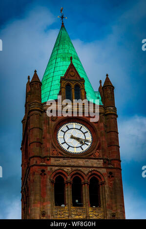 Nahaufnahme der Guildhall Uhrturm in Derry Londonderry, Nordirland. Stockfoto
