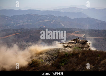 Eine M1A2 Abrams Kampfpanzer Brände während der Tank Schießwesen Wettbewerb, TIGERCOMP auf die Marine Corps Base Camp Pendleton, August 29. TIGERCOMP ist ein jährlicher Wettbewerb zwingen, dass die Marine Corps' Die meisten tödlichen tank Crew bestimmt. Die siegreiche Crew, 4th Tank Battalion, 4th Marine Division, Marine Reserve, haben die Gelegenheit, den Marine Corps in der Sullivan Cup, die gesamtkraft Tank schießwesen Wettbewerb der Armee dar. (U.S. Marine Foto von Sgt. Tayler S. Schwamb) Stockfoto