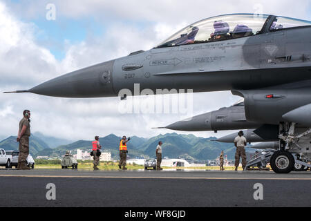 F-16 Fighting Falcons aus Die 138 Fighter Wing bereiten Sie sich auf einen Kampf sortie während der Übung Sentry Aloha 19-2 23.08.2019, Auf der gemeinsamen Basis Pearl Harbor-Hickam, Hawaii. Die langjährige Übung ist routinemäßig statt Flieger mit aktuellen, realistischen und kostengünstige Ausbildung zu ermöglichen. Diese Iteration von Sentry Aloha Air National Guard umfasst Mitglieder aus 15 Staaten und eine Einheit aus der Royal Australian Air Force. (U.S. Air National Guard Foto von älteren Flieger John linzmeier) Stockfoto