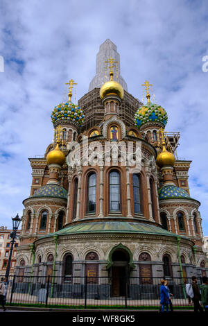 ST. PETERSBURG, Russland - 5. August 2019: Der Erlöser auf verschüttetem Blut von der Rückseite aus betrachtet Stockfoto