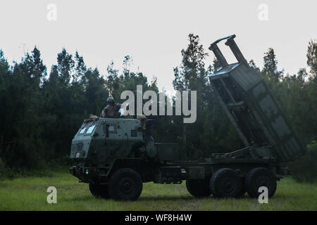 Us-Marines mit 3 Bataillon, 12 Marine Regiment, 3rd Marine Division, beteiligen sich an der zentralen Ausbildung Bereich High Mobility Artillery Rocket System Feld Übung, als CTA, HIMARS auf Camp Hansen, Okinawa, Japan, August 15-30, 2019 bekannt. Die Integration von HIMARS während dieser FTX hilft Taktiken, Techniken und Verfahren zu verfeinern, dass sie bereit ist, die Marine Corps' innerhalb der Region zu stärken. (U.S. Marine Corps Foto von Lance Cpl. Ujian Gosun) Stockfoto