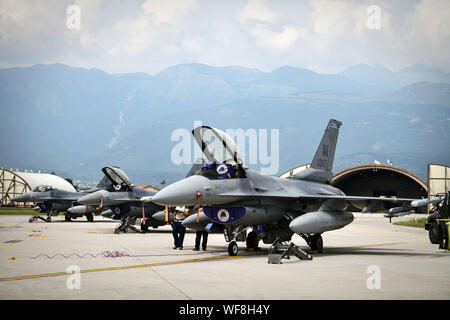 31 Aircraft Maintenance Squadron Mannschaft Leiter führen Sie vor dem Flug die Kontrollen auf die 510th Fighter Squadron F-16 Fighting Falcons vor dem take off, 12.08.28, 2019 in Aviano Air Base, Italien. Die 31 AMXS plant und leitet rasch bereit Flugzeug- und Wartungsarbeiten mit 485 Mitarbeitern in 20 Air Force Spezialitäten. (U.S. Air Force Foto von älteren Flieger Kevin Sommer Giron) Stockfoto