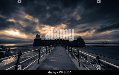 Fort Perch Rock, Wallasey, Wirral gegen einen dramatischen Himmel. Stockfoto