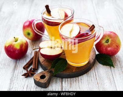 Apple Cider mit Zimtstangen auf einem alten Holztisch Stockfoto