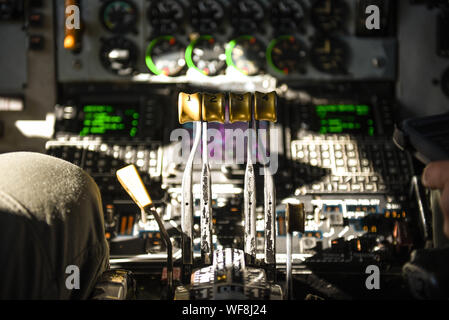 Piloten bereitet sich auf den Start an Bord einer United States Air Force KC-135 die Flieger von 173Rd Fighter Wing an Kingsley Feld in Klamath Falls, Oregon, 16. August 2019. Diese Flieger sind unterstützende Maßnahmen während Sentry Aloha, einer Dreiwöchigen gemeinsame Übung am Joint Base Pearl Harbor-Hickam in Honolulu, Hawaii. (U.S. Air National Guard Foto von Airman First Class Adam Smith) Stockfoto