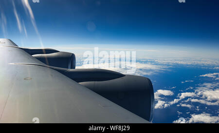 Die United States Air Force KC-135 fliegt über den Pazifischen Ozean während des Transports 173rd Fighter Wing Flieger von Kingsley Feld in Klamath Falls, Oregon, 16. August 2019. Diese Flieger sind unterstützende Maßnahmen während Sentry Aloha, einer Dreiwöchigen gemeinsame Übung am Joint Base Pearl Harbor-Hickam in Honolulu, Hawaii. (U.S. Air National Guard Foto von Airman First Class Adam Smith) Stockfoto