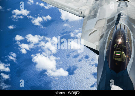 Die United States Air Force F-22 Raptor von Joint Base Pearl Harbor-Hickam in Honolulu, Hawaii, empfängt von einem Texas Air National Guard KC-135 auf den Pazifischen Ozean während der Sentry Aloha Übung in Joint Base Pearl Harbor-Hickam, 27. August 2019. Flugzeuge aus der ganzen Welt nahmen an gemeinsamen Übung Sentry Aloha, drei Woche Koalition Übung in Joint Base Pearl Harbor-Hickam in Honolulu, Hawaii. (U.S. Air National Guard Foto von Airman First Class Adam Smith) Stockfoto