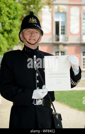 Trier, Deutschland. 28 Aug, 2019. Johannes Schneider präsentiert das Glückwunschschreiben von der britischen Königin Elizabeth II. und Prinz Charles. Für 25 Jahre hat er auf der Straße als ehrenamtlicher Bobby für die Städtepartnerschaft von Trier mit der Gloucester. Credit: Harald Tittel/dpa/Alamy leben Nachrichten Stockfoto