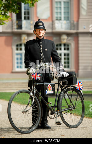 Trier, Deutschland. 28 Aug, 2019. Johannes Schneider steht in einem Park mit seinem alten Fahrrad. Für 25 Jahre hat er auf der Straße als ehrenamtlicher Bobby für die Städtepartnerschaft von Trier mit der Gloucester. Credit: Harald Tittel/dpa/Alamy leben Nachrichten Stockfoto