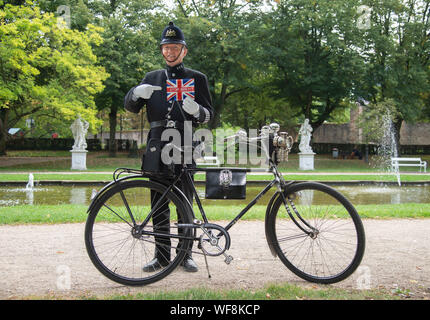 Trier, Deutschland. 28 Aug, 2019. Johannes Schneider verweist auf eine der oberen Brexit' Zeichen in einem Park. Für 25 Jahre hat er auf der Straße als ehrenamtlicher Bobby für die Städtepartnerschaft von Trier mit der Gloucester. (Dpa eit 25 Jahren auf der Straße als ehrenamtlicher Bobby") Credit: Harald Tittel/dpa/Alamy leben Nachrichten Stockfoto