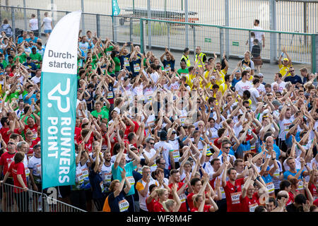 Firma laufen in Düsseldorf, B2B, mit 12500 Teilnehmerinnen und Teilnehmer aus über 600 Unternehmen, Start an der Düsseldorfer Stadion, Stockfoto
