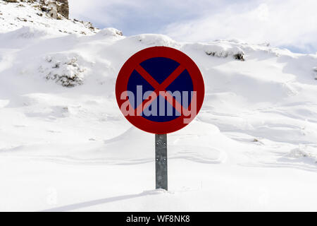 Snowed Schild kein Parkplatz in der Sierra Nevada Stockfoto