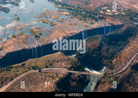 Spektakuläre Luftaufnahmen von Victoria Falls Wasserfall und der Brücke über den Sambesi, Simbabwe, Afrika
