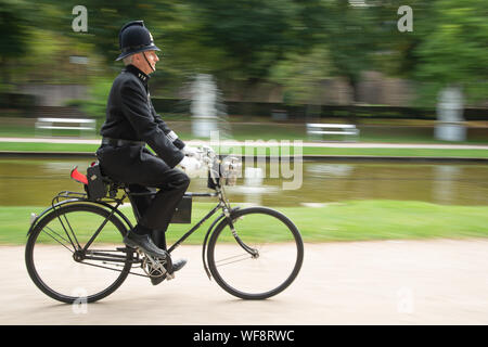 Trier, Deutschland. 28 Aug, 2019. Johannes Schneider Zyklen auf seinem alten Fahrrad durch einen Park. Für 25 Jahre hat er auf der Straße als ehrenamtlicher Bobby für die Städtepartnerschaft von Trier mit der Gloucester. Credit: Harald Tittel/dpa/Alamy leben Nachrichten Stockfoto