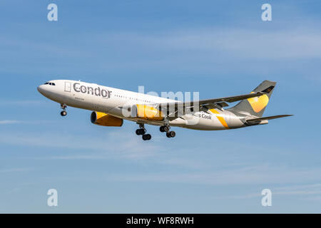 FRANKFURT, DEUTSCHLAND 11.08.2019 CONDOR AIRLINES Boeing 767-300 näher zum Flughafen Condor, ist eine deutsche Fluggesellschaft mit Sitz in Frankfurt Freizeit von Thoma Stockfoto
