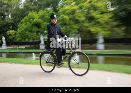 Trier, Deutschland. 28 Aug, 2019. Johannes Schneider Zyklen auf seinem alten Fahrrad durch einen Park. Für 25 Jahre hat er auf der Straße als ehrenamtlicher Bobby für die Städtepartnerschaft von Trier mit der Gloucester. Credit: Harald Tittel/dpa/Alamy leben Nachrichten Stockfoto