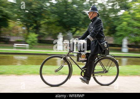 Trier, Deutschland. 28 Aug, 2019. Johannes Schneider Zyklen auf seinem alten Fahrrad durch einen Park. Für 25 Jahre hat er auf der Straße als ehrenamtlicher Bobby für die Städtepartnerschaft von Trier mit der Gloucester. (Dpa eit 25 Jahren auf der Straße als ehrenamtlicher Bobby") Credit: Harald Tittel/dpa/Alamy leben Nachrichten Stockfoto