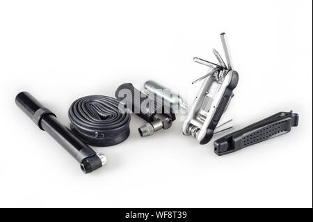 Fahrrad Emergency Kit. Hand Pumpe, Schlauch, CO2-Pumpe, Multifunktionswerkzeug und Montierhebel Stockfoto