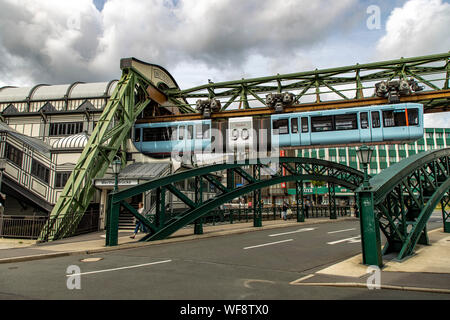 Die Wuppertaler Schwebebahn, Zug der neuesten Generation Nr. 15, Station Werther BrŸcke, Wuppertal, Deutschland, Stockfoto