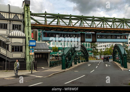 Die Wuppertaler Schwebebahn, Zug der neuesten Generation Nr. 15, Station Werther BrŸcke, Wuppertal, Deutschland, Stockfoto