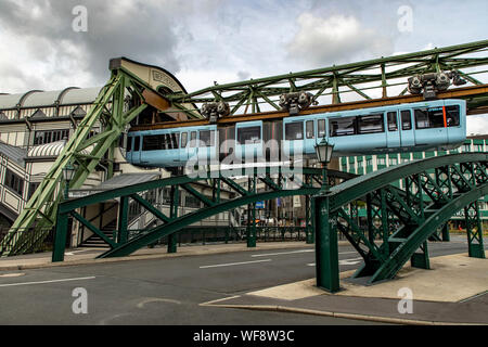 Die Wuppertaler Schwebebahn, Zug der neuesten Generation Nr. 15, Station Werther BrŸcke, Wuppertal, Deutschland, Stockfoto