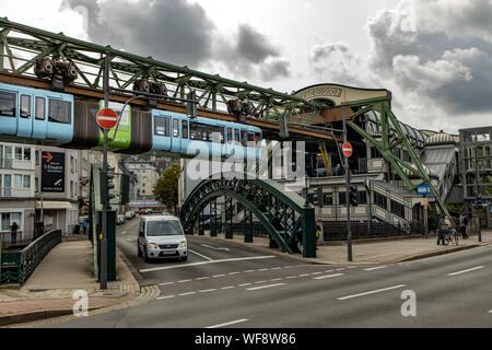 Die Wuppertaler Schwebebahn, Zug der neuesten Generation Nr. 15, Station Werther BrŸcke, Wuppertal, Deutschland, Stockfoto