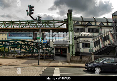 Die Wuppertaler Schwebebahn, Zug der neuesten Generation Nr. 15, Station Werther BrŸcke, Wuppertal, Deutschland, Stockfoto