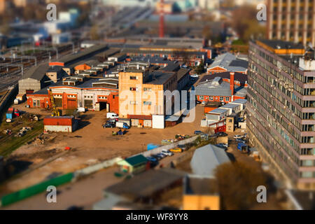 Panoramablick auf das alte Industrieviertel der Stadt mit Tilt-shift Effekt in Moskau, Russland Stockfoto