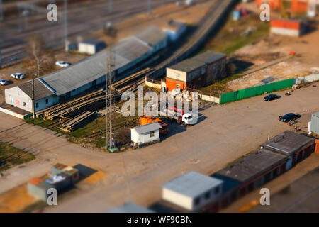 Panoramablick auf den industriellen Bereich mit der Bahn der Stadt mit Tilt-shift Effekt in Moskau, Russland Stockfoto