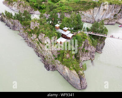 Luftaufnahme von einem Meilenstein in der Altairegion Patmos Insel mit einem Kloster Kirche und eine verschobene Holzbrücke. Stockfoto