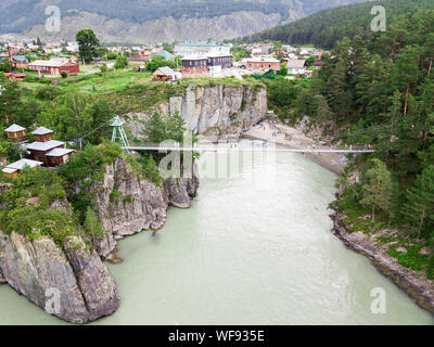 Eine kleine Hängebrücke mit Spalten auf der Rocky Mountains entlang, die Leute gehen auf Reisen zu den Sehenswürdigkeiten auf der Insel Patmos, Chem Stockfoto