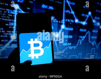 Indien. 30 Aug, 2019. In diesem Foto, Illustration zu einem beliebten Dezentrale digitale Währung Bitcoin logo gesehen auf dem Smartphone angezeigt. Credit: Avishek Das/SOPA Images/ZUMA Draht/Alamy leben Nachrichten Stockfoto