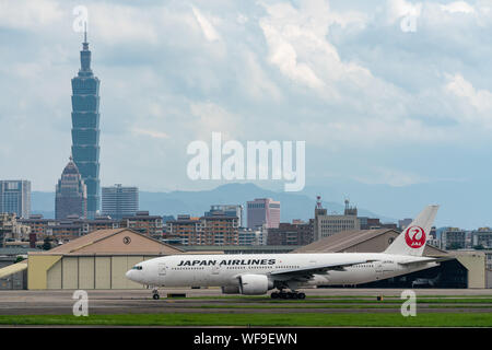 TAIPEH, TAIWAN - 19. MAI 2019: JAL Boeing 777-200ER fährt am Taipeh Songshan Airport in Taipeh, Taiwan. Stockfoto