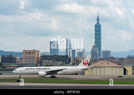 TAIPEI, Taiwan - 19. MAI 2019: JAL Boeing 777-200ER im Taipei Songshan Airport in Taipei, Taiwan besteuern. Stockfoto