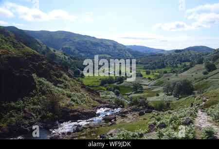 Easedale von sauermilch Gill vom Pfad der Wainwrights Tarn Crag & Blea Rigg in der Nähe von Grasmere, Nationalpark Lake District, Cumbria. Stockfoto