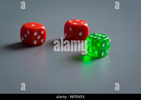 Bunte Würfel auf einem dunkelgrauen Hintergrund Stockfoto