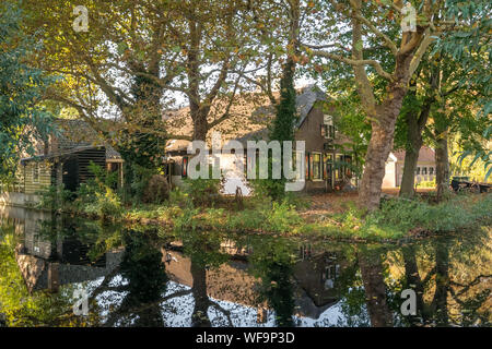 Malerische alte Bauernhaus an einem Kanal in der Nähe von Gouda, Holland mit Herbstfarben Stockfoto