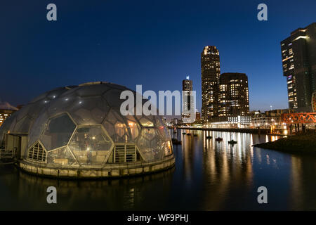 Moderne Architektur im Rijnhaven am Südufer des Nieuwe Maas, Rotterdam, Niederlande Stockfoto