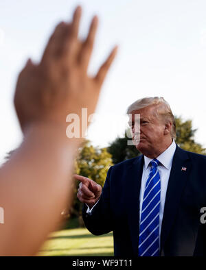 Washington, USA. 30 Aug, 2019. Us-Präsident Donald Trump spricht mit Reportern vor dem Verlassen des Weißen Hauses in Washington, DC, USA, am 12.08.30., 2019. Donald Trump am Freitag genehmigte Ausnahmezustand Erklärung Anfrage aus Florida wie der mächtige Hurrikan Dorian näher an den Staat marschierten. Credit: Ting Shen/Xinhua Stockfoto