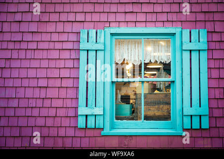 Detail eines alten Fensterläden Fenster auf Kies an der Wand. Traditionelles Gebäude außen in Prince Edward Island, Kanada. Platz für Text. Stockfoto